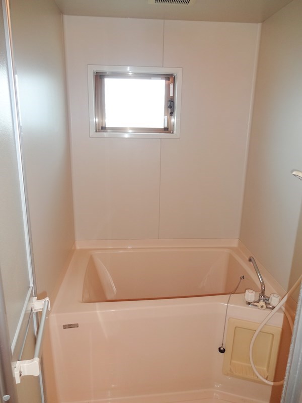 バス・シャワールーム　浴室に小窓あり