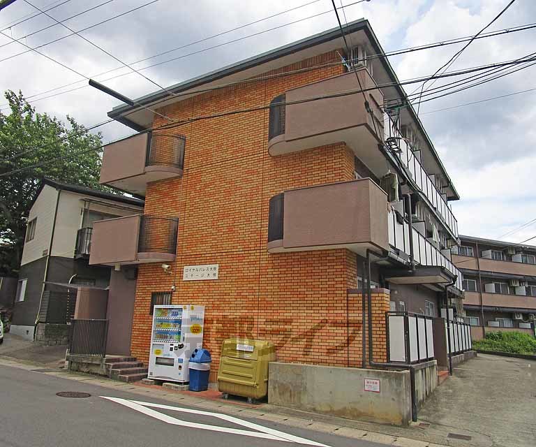 京都市西京区大枝塚原町のマンションの建物外観