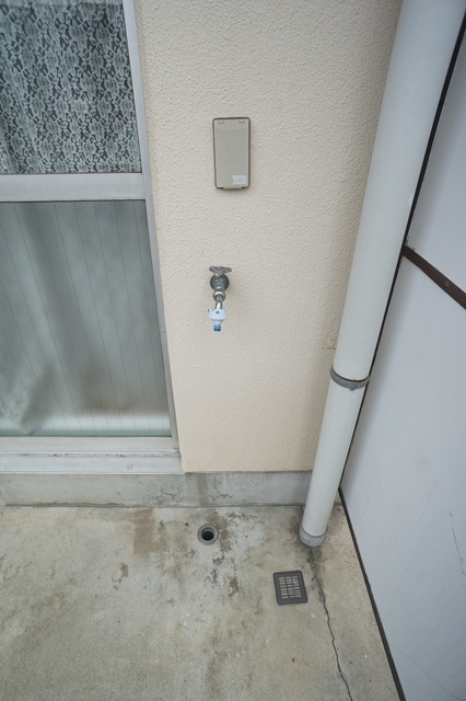 その他　洗濯機置場が室外にあるのでお部屋を広々お使いいただけます。