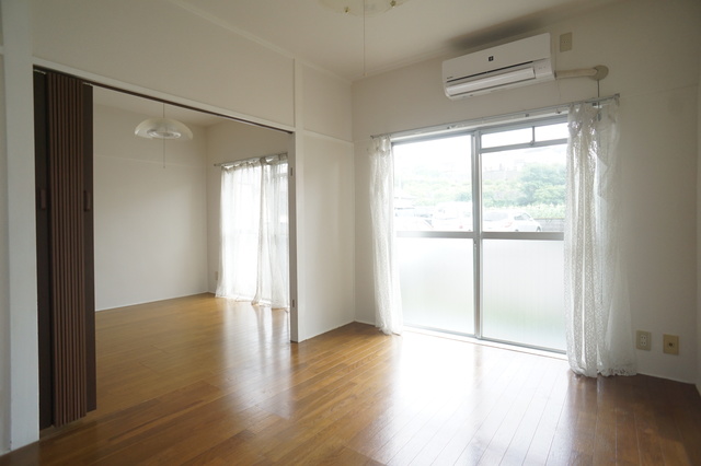 居室・リビング　南向きで日当たり良好なお部屋！暖かな日差しが入ります♪