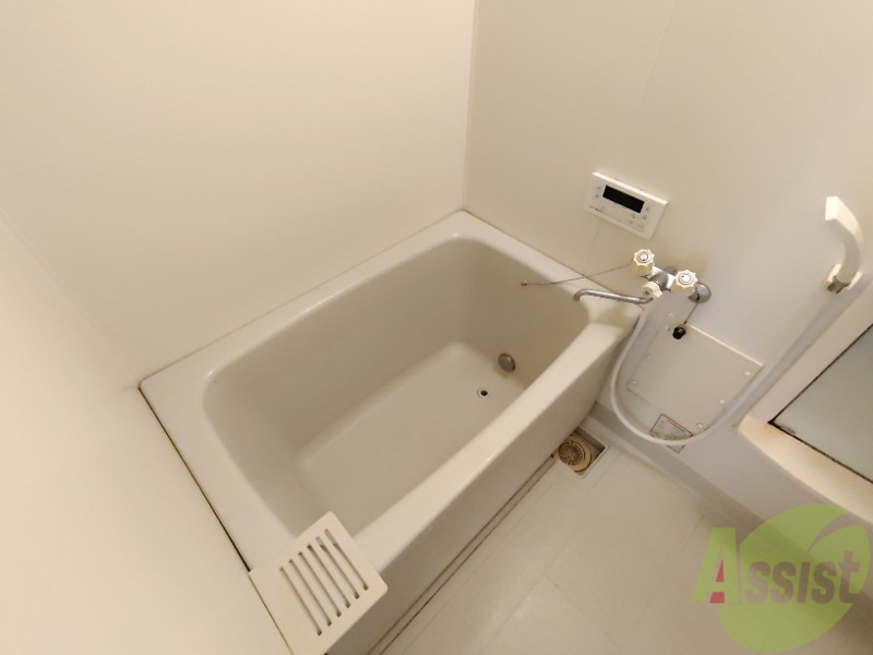 バス・シャワールーム　お風呂はトイレと別で追い焚き機能付きです。