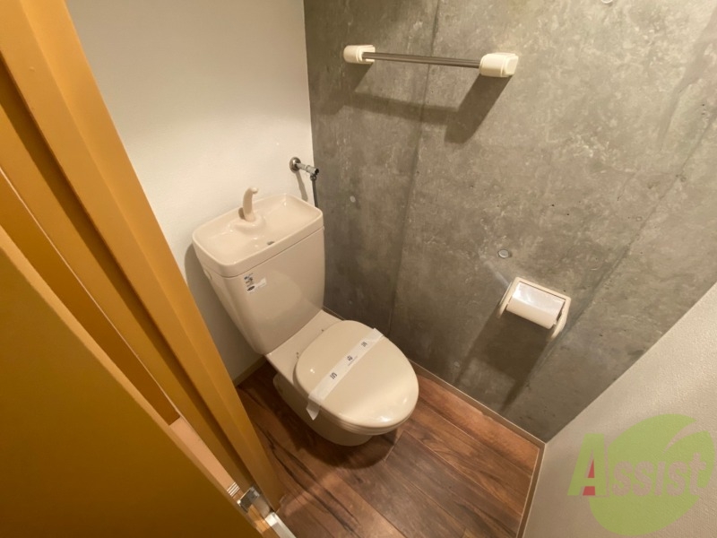 トイレ　トイレです。タオル掛けもついて便利ですね。