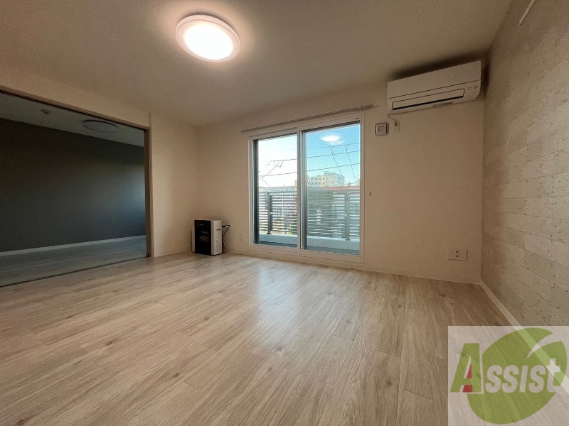 居室・リビング　リビングです。木目のフローリングが落ち着きますね。