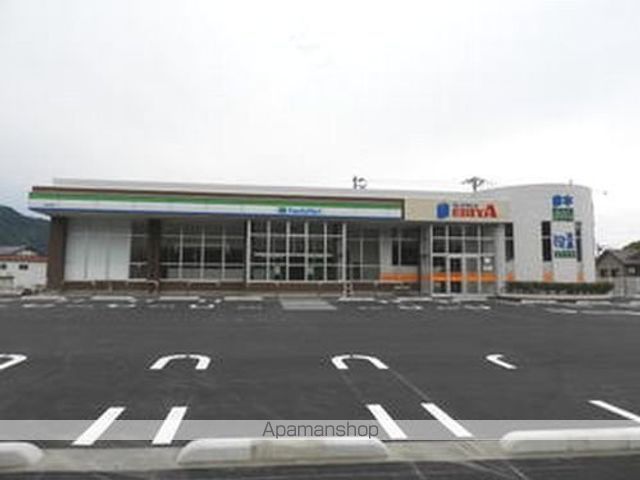 コンビニ　ファミリーマート　勝山南店（コンビニ）まで700m