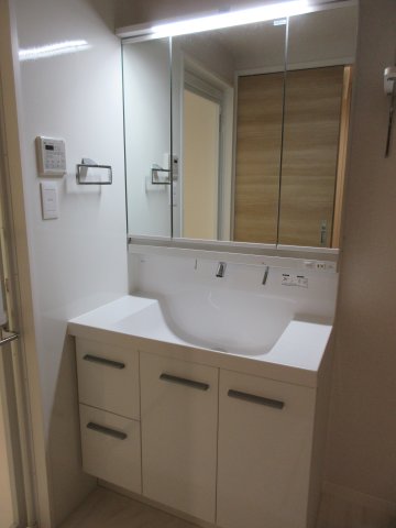 洗面設備　同間取りの別のお部屋の参考写真となります