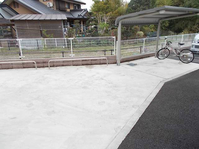その他共有部分　屋根付の駐輪場完備です。