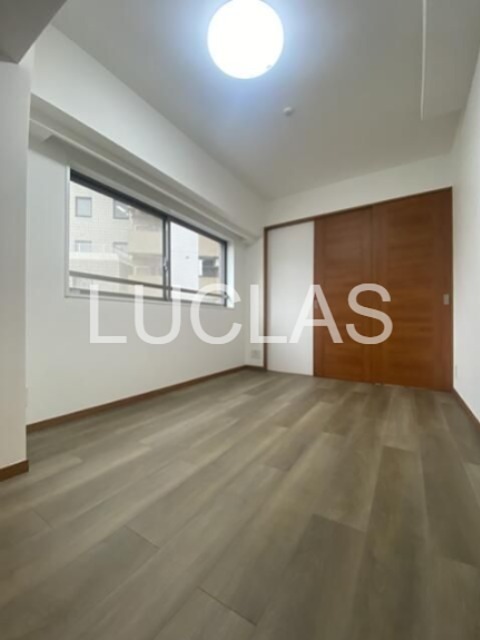 その他部屋・スペース　木目調の床と白の壁紙で暖かみのある居室♪