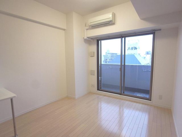 居室・リビング　天井が高いお部屋です