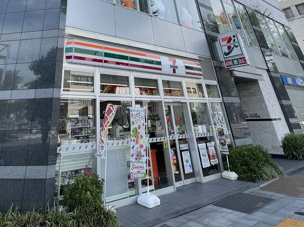 コンビニ　セブンイレブン岐阜柳ヶ瀬店（コンビニ）まで1m