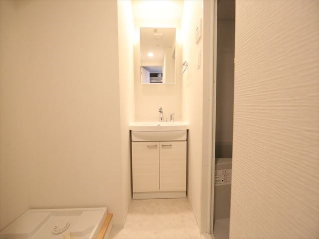 洗面設備　脱衣所　独立洗面台（シャンプードレッサー付）収納スペース有