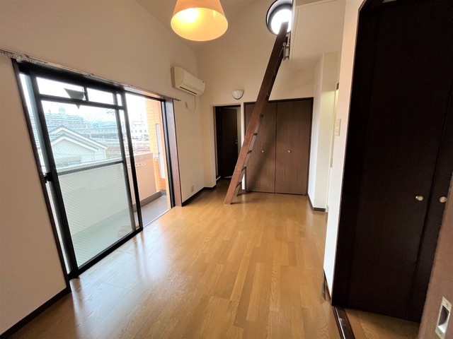 シャルマンフジ須磨壱番館の居間写真