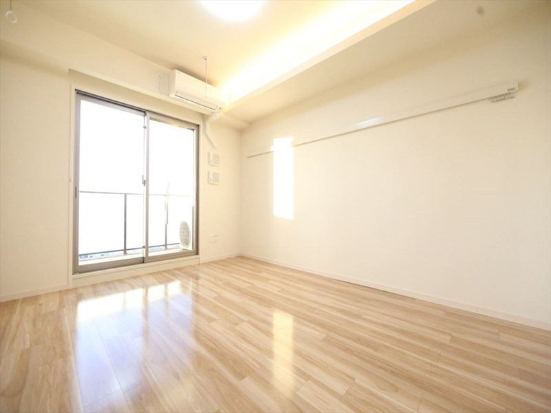 居室・リビング　洋室8.8帖　エアコン完備　バルコニー