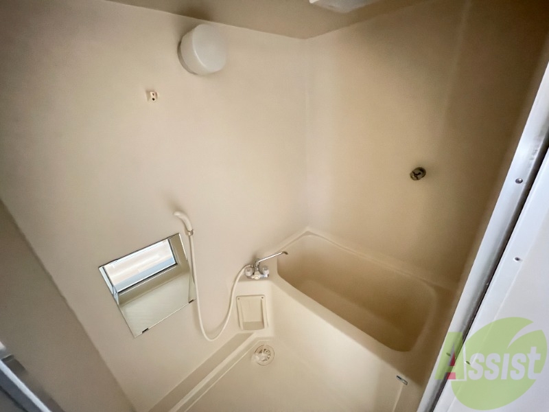 バス・シャワールーム　バスルームは狭すぎず、シャワーも浴びやすそうです。