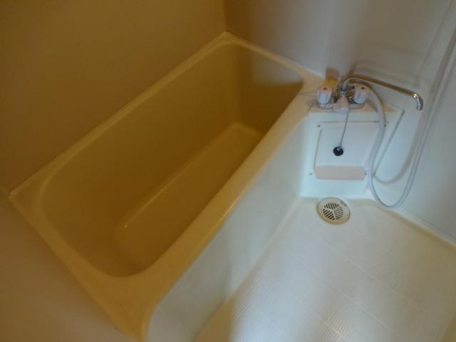 バス・シャワールーム　バスルームになります。