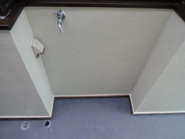 洗面設備　室外洗濯機置き場になります。