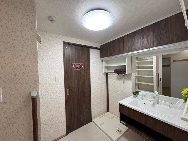 洗面設備　清潔感のある洗面所です。