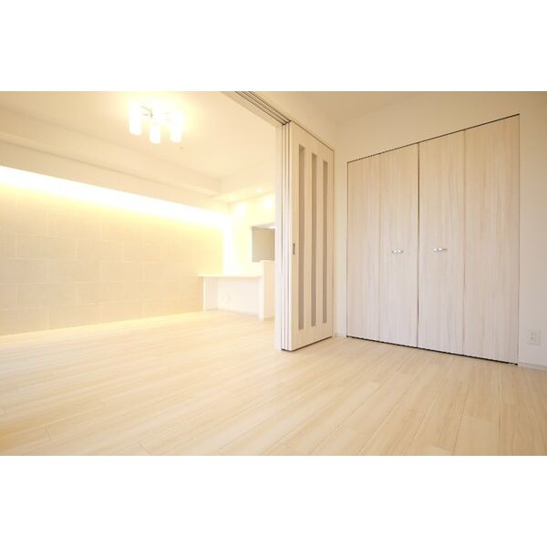 その他部屋・スペース　落ち着いた色調の寝室です