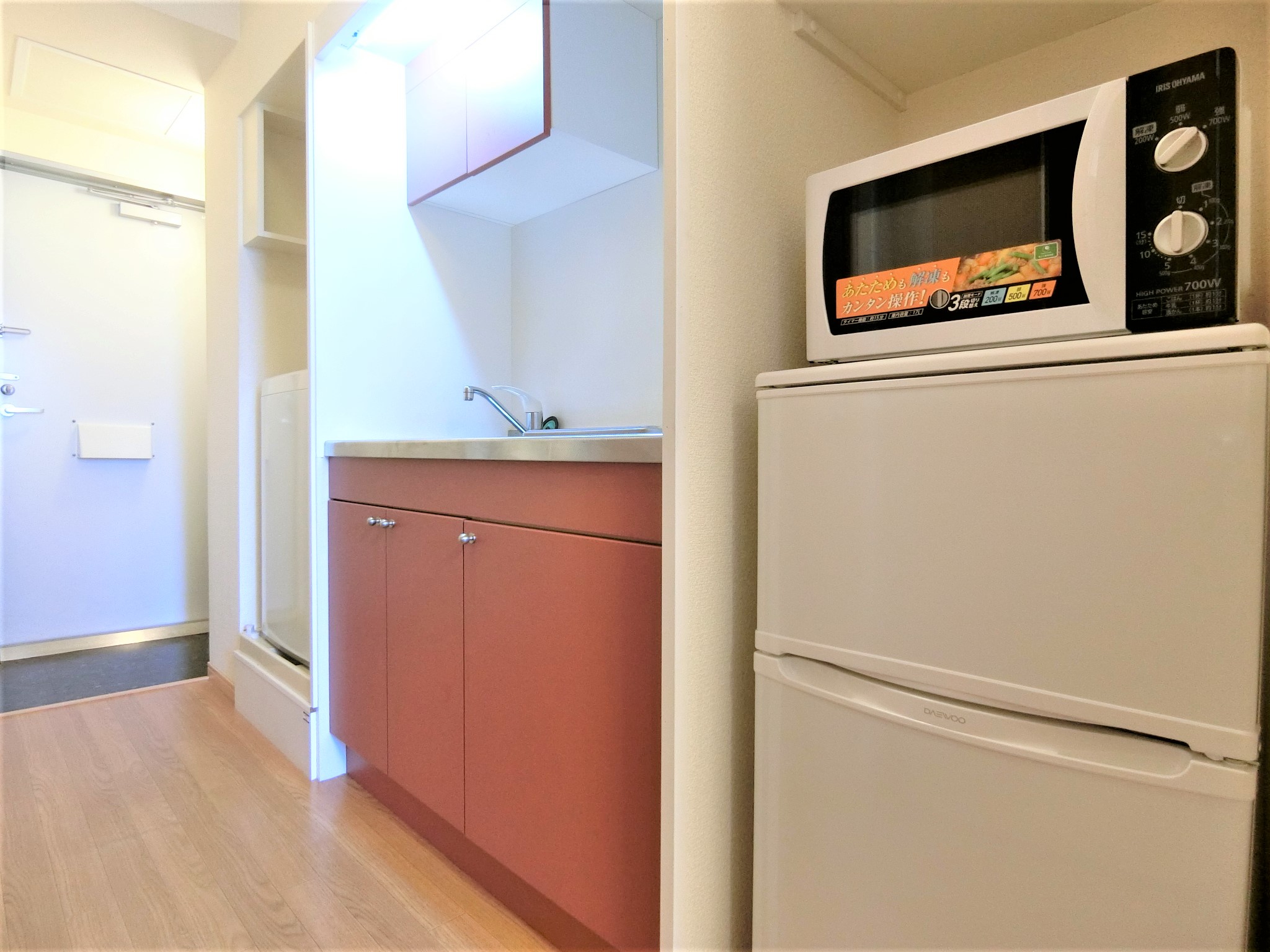 キッチン　キッチンに２口コンロと２ドア冷蔵庫・電子レンジを完備です☆