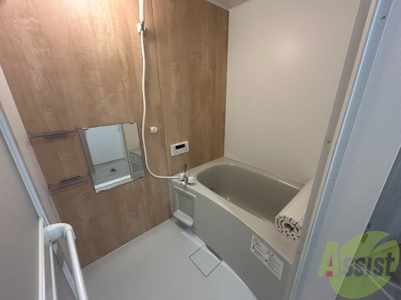 バス・シャワールーム　浴槽には追い焚き機能が付いているので、ゆったりくつろげますね