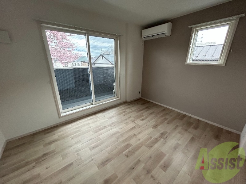 居室・リビング　８．帖のＬＤＫです。落ち着いた色合いの空間で落ち着きます