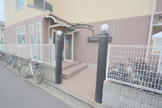 エントランス　オシャレなエントランスは安心のオートロック付きです。
