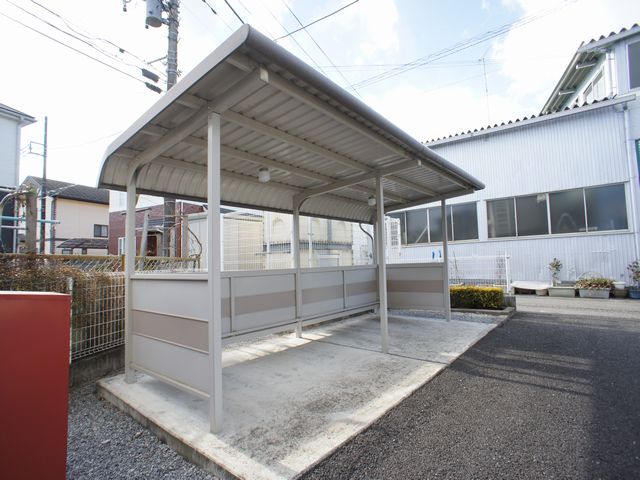 その他共有部分　屋根付きの駐輪場があります♪