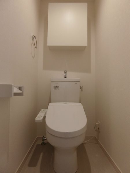 トイレ　温水洗浄便座付きのトイレです。