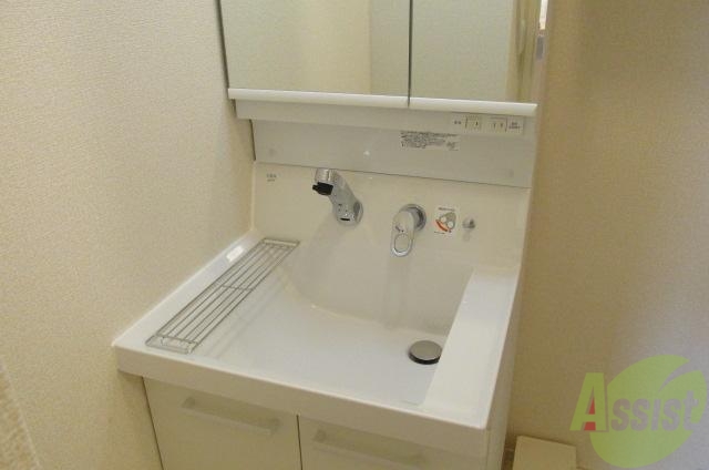 洗面設備　シャンドレ付の洗面台です。