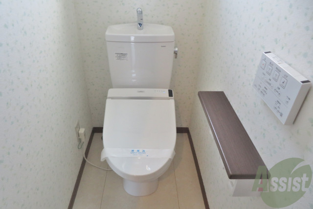 トイレ　ウォシュレット機能付きで清潔に便利に使えます。