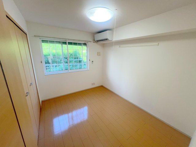 居室・リビング　落ち着いた雰囲気のこのお部屋でゆっくりお休みください。