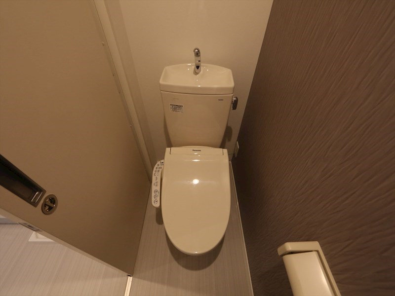 収納　温水洗浄暖房便座付トイレ　同型写真