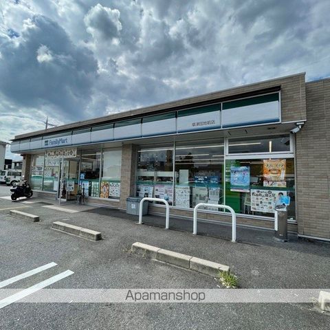 コンビニ　ファミリーマート（コンビニ）まで827m