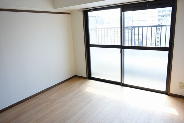 居室・リビング　※写真は同じマンションの違う部屋のものになります。反転タイプ