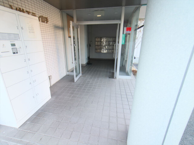 エントランス　オートロック付きで安心