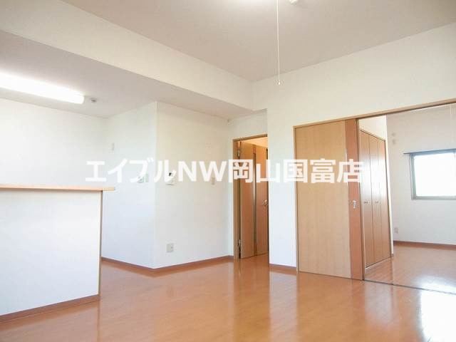 ローレルコート西川原の居間写真