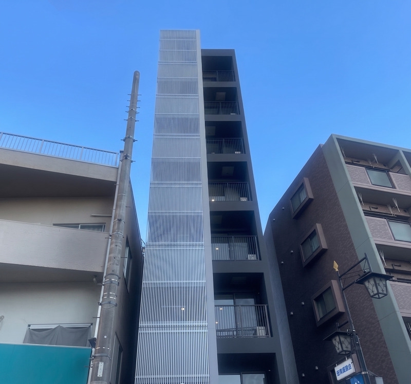 建物外観　直線的でスタイリッシュな外観