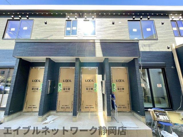 エントランス　落ち着いたエントランスです