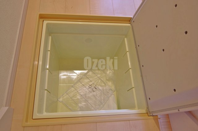 収納　玄関入ってすぐ床下収納があります♪
