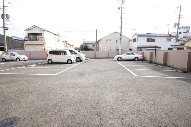 【東大阪市寿町のマンションの駐車場】