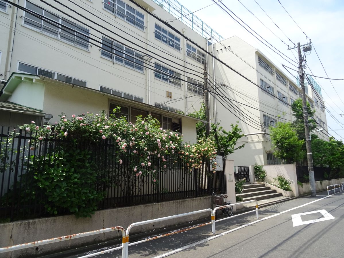 【渋谷区広尾のマンションの中学校】