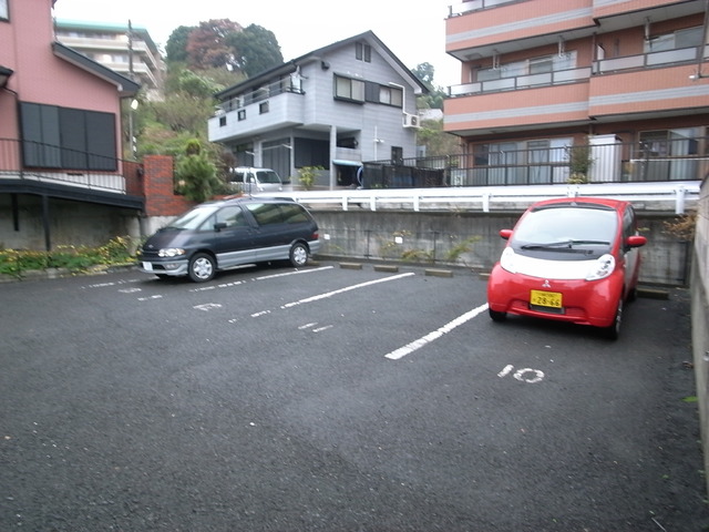 【サマックスアオキA棟の駐車場】