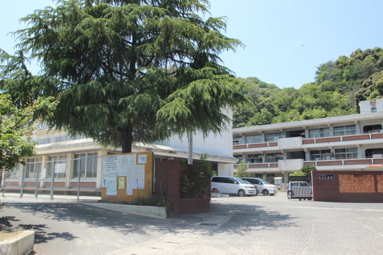 【廿日市市駅前のアパートの小学校】