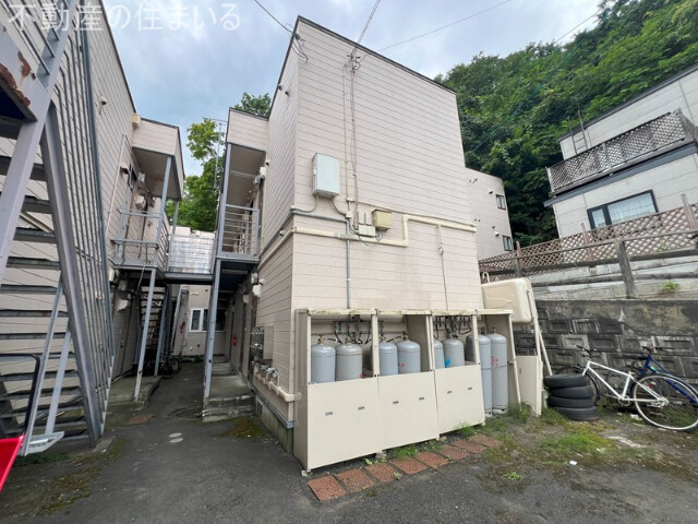 トピア川沿B棟の建物外観