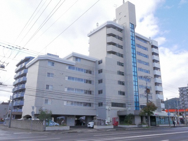 札幌市豊平区平岸二条のマンションの建物外観