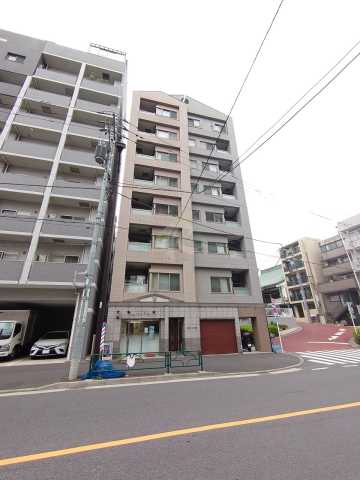 新宿区市谷薬王寺町のマンションの建物外観