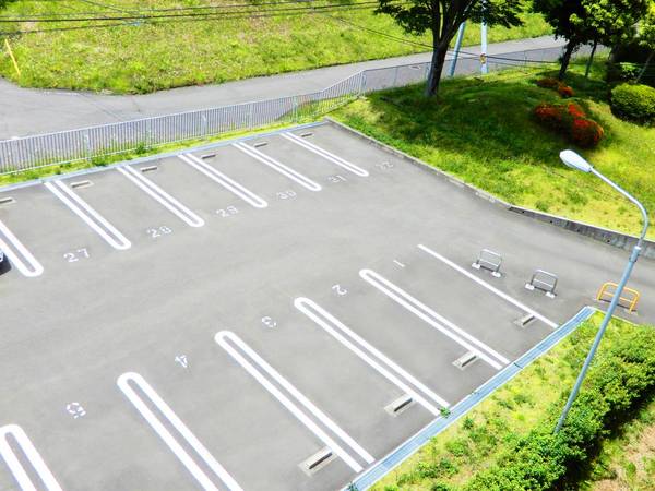 【ビレッジハウス仙台鶴ケ谷五丁目1号棟の駐車場】