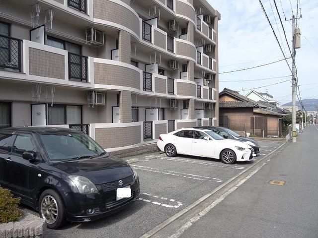 【北九州市八幡西区山寺町のマンションの駐車場】