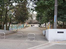 【立川市砂川町のマンションの公園】