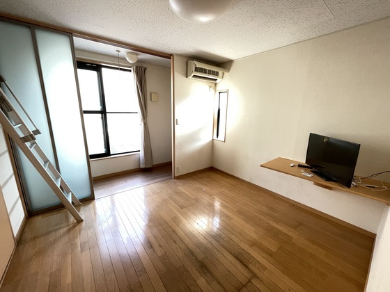 居室・リビング　※別号室のお写真です