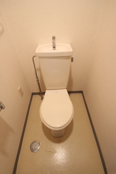 トイレ　別号室の写真です。